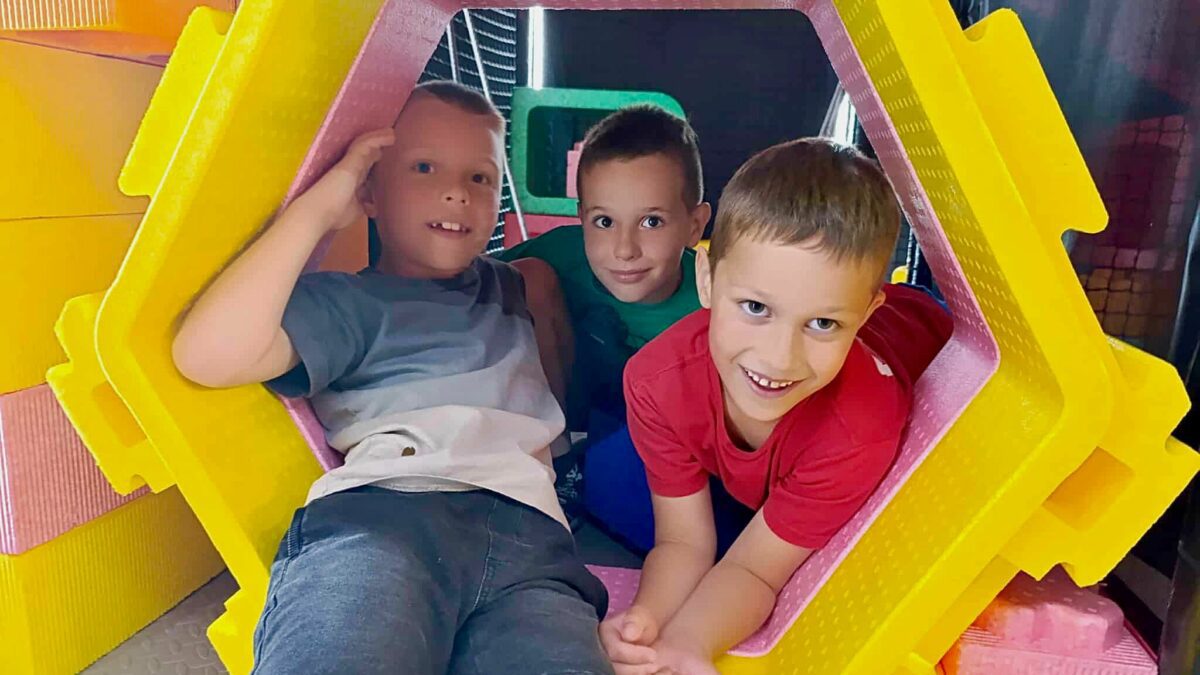 dzieci na sali zabaw 01