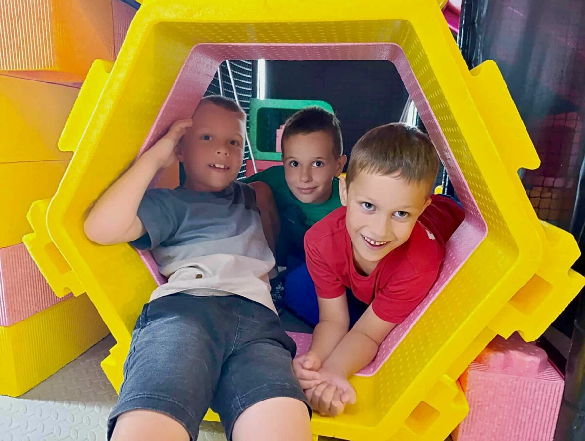 dzieci na sali zabaw 01