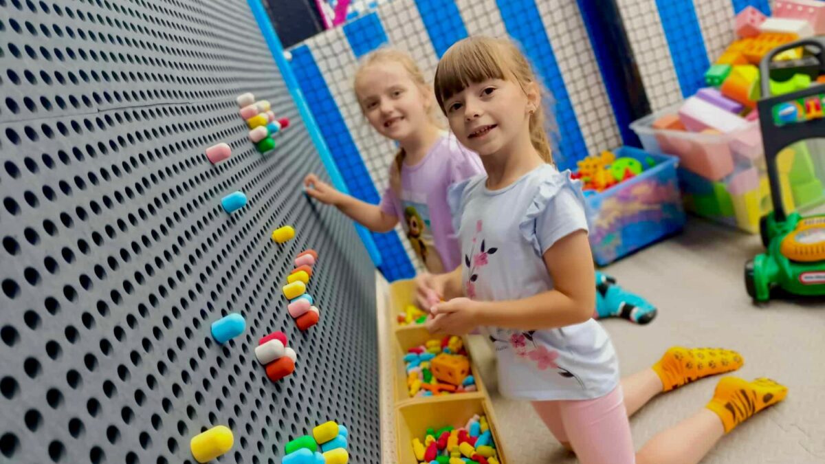 jak ubrac dziecko sala zabaw