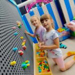 jak ubrac dziecko sala zabaw