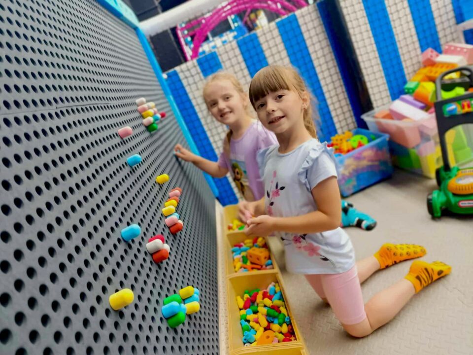 jak ubrac dziecko sala zabaw